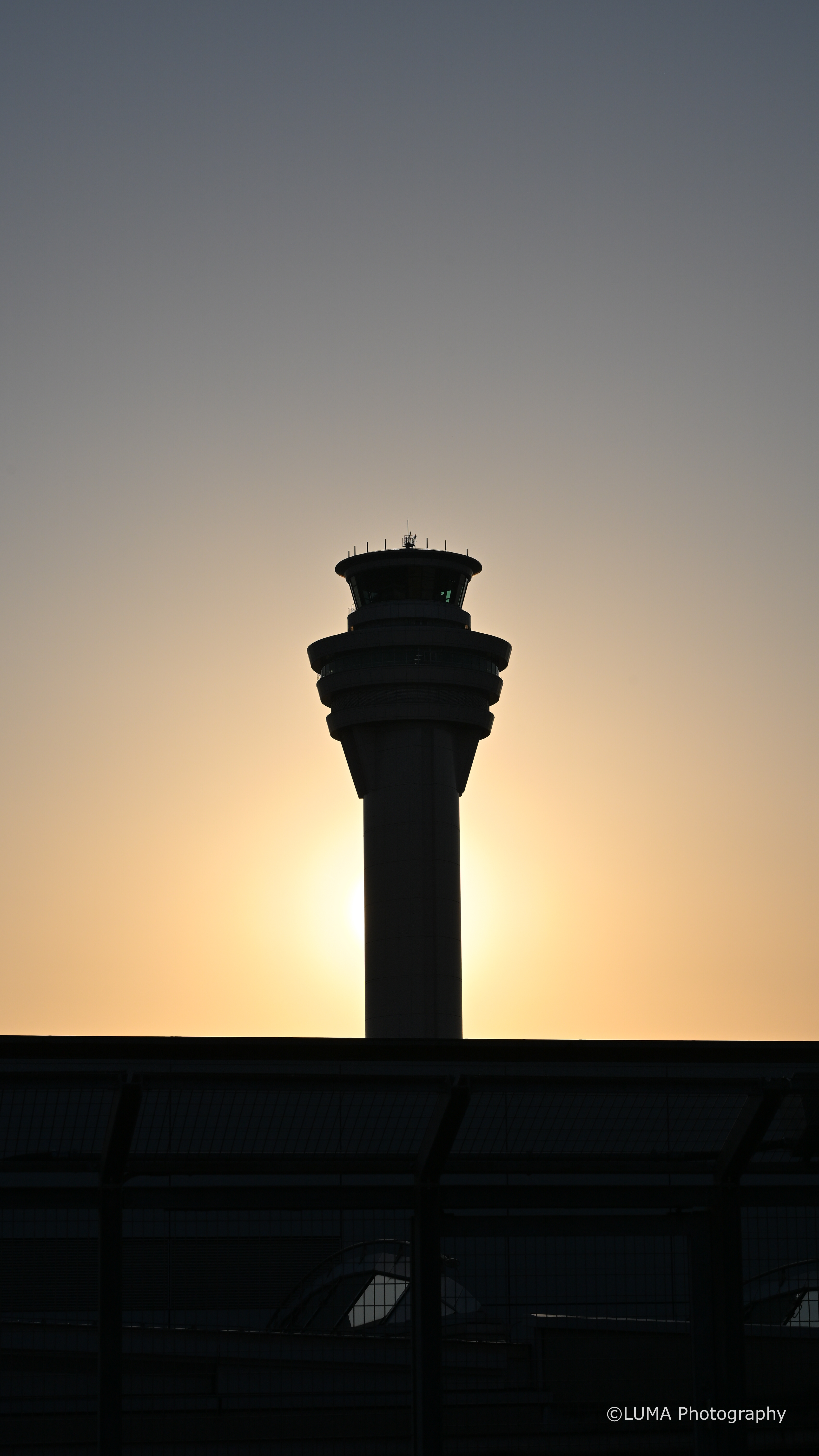管制塔の夕日